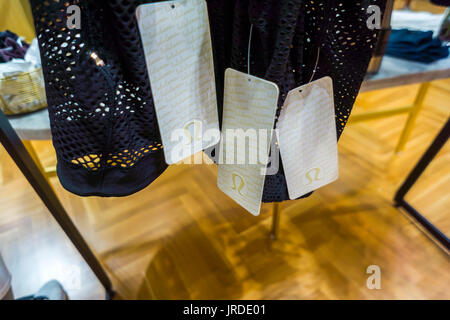 Der Lululemon Athletica-Store in der auf Fifth Avenue in New York am Donnerstag, 3. August 2017. Das Athleisure-Bekleidungs-Unternehmen wird berichtet, dass einen ein-Jahres-Mietvertrag auf dem ehemaligen unterzeichnet haben Scribner und Söhne Buchhandlung Raum, der bis vor kurzem ein Sephora war. Mieten auf Fifth Avenue nördlich des Ladens haben im Durchschnitt etwa 3.324 $ pro Quadratfuß. Das Rekordniveau der mieten hat einen Rekordwert von Stellenangeboten auf der Einkaufsmeile verursacht. (© Richard B. Levine) Stockfoto