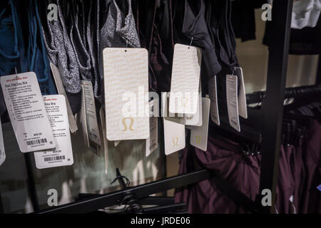 Der Lululemon Athletica-Store in der auf Fifth Avenue in New York am Donnerstag, 3. August 2017. Das Athleisure-Bekleidungs-Unternehmen wird berichtet, dass einen ein-Jahres-Mietvertrag auf dem ehemaligen unterzeichnet haben Scribner und Söhne Buchhandlung Raum, der bis vor kurzem ein Sephora war. Mieten auf Fifth Avenue nördlich des Ladens haben im Durchschnitt etwa 3.324 $ pro Quadratfuß. Das Rekordniveau der mieten hat einen Rekordwert von Stellenangeboten auf der Einkaufsmeile verursacht. (© Richard B. Levine) Stockfoto