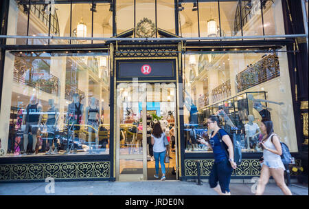 Der Lululemon Athletica-Store in der auf Fifth Avenue in New York am Donnerstag, 3. August 2017. Das Athleisure-Bekleidungs-Unternehmen wird berichtet, dass einen ein-Jahres-Mietvertrag auf dem ehemaligen unterzeichnet haben Scribner und Söhne Buchhandlung Raum, der bis vor kurzem ein Sephora war. Mieten auf Fifth Avenue nördlich des Ladens haben im Durchschnitt etwa 3.324 $ pro Quadratfuß. Das Rekordniveau der mieten hat einen Rekordwert von Stellenangeboten auf der Einkaufsmeile verursacht. (© Richard B. Levine) Stockfoto