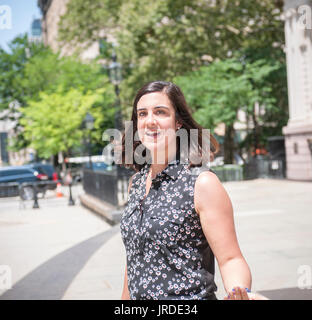 New York State Assemblymember Nicole Malliotakis, mutmaßlichen republikanische Kandidat für Bürgermeister von New York City, hinterlässt eine Pressekonferenz auf der Treppe von New York City Hall auf Dienstag, 1. August 2017. Trotzen den 90 Grad Sommer Wetter und umgeben von besorgten Bürgern, Malliotakis der Abt. Untersuchung fordert eine Untersuchung der Abteilung der Bildungsausgaben und der Mangel an Kontrolle bei der DOE, speziell im Zusammenhang mit einem Projekt ziehen sich im letzten Jahrzehnt um Breitband in Schulen zu verbessern.  (© Richard B. Levine) Stockfoto