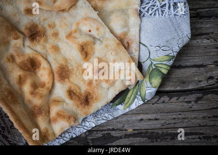 Die "Focaccia di Recco' ist eine ganz besondere Focaccia: Flach und gefüllt mit einer bestimmten Käse wie der 'prescinseua'. In ganz Ligurien Sie können dieses "Focaccia" finden, aber es ist problemlos in der Ligurien im Osten entfernt. Warmes Essen ist etwas Leckeres. Es ist eine sehr schlechte, aber sehr nach Touristen; Niemand geht aus dem Land der Ligurien ohne dass es geschmeckt. Stockfoto