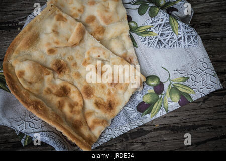 Die "Focaccia di Recco' ist eine ganz besondere Focaccia: Flach und gefüllt mit einer bestimmten Käse wie der 'prescinseua'. In ganz Ligurien Sie können dieses "Focaccia" finden, aber es ist problemlos in der Ligurien im Osten entfernt. Warmes Essen ist etwas Leckeres. Es ist eine sehr schlechte, aber sehr nach Touristen; Niemand geht aus dem Land der Ligurien ohne dass es geschmeckt. Stockfoto