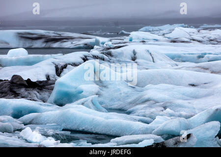 Eisberge schwimmen in Jökulsárlón Lagune von der südlichen Küste von Island Stockfoto