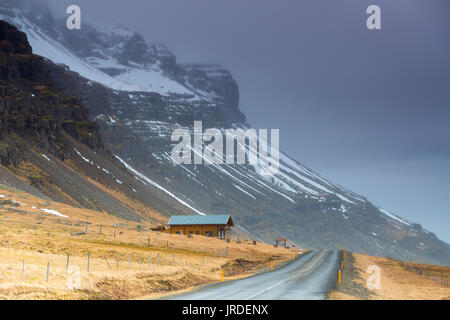 Typische Island Landschaft mit Straßen und Berge. Stockfoto