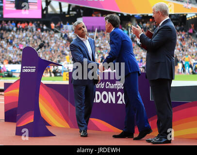 Der Bürgermeister von London Sadiq Khan, Lord Sebastian Coe und Prinz Andrew bei der Eröffnungszeremonie am ersten Tag der IAAF-Weltmeisterschaft 2017 im Londoner Stadion. DRÜCKEN SIE VERBANDSFOTO. Bilddatum: Freitag, 4. August 2017. Siehe PA Story ATHLETICS World. Bildnachweis sollte lauten: Adam Davy/PA Wire. Stockfoto