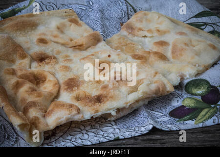 Die "Focaccia di Recco' ist eine ganz besondere Focaccia: Flach und gefüllt mit einer bestimmten Käse wie der 'prescinseua'. In ganz Ligurien Sie können dieses "Focaccia" finden, aber es ist problemlos in der Ligurien im Osten entfernt. Warmes Essen ist etwas Leckeres. Es ist eine sehr schlechte, aber sehr nach Touristen; Niemand geht aus dem Land der Ligurien ohne dass es geschmeckt. Stockfoto