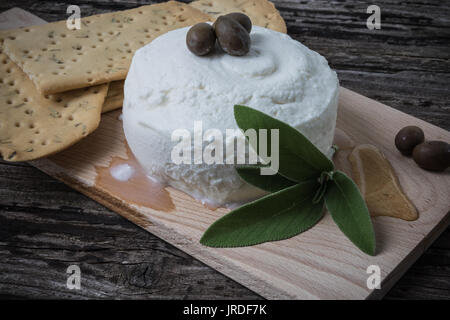 Die 'prescinseua' ist ein Käse und hat eine Konsistenz in der Hälfte zwischen Joghurt und Ricotta, hat einen sauren Geschmack und wird verwendet, Pansoti pasqualine Torten und fast alle typischen ligurischen Salat Kuchen vorzubereiten. Einmal wird es hauptsächlich dazu verwendet wurde, die berühmten Focaccia von Recco zu machen, ist aber aufgrund schlechter Milchproduktion, die 'prescinsêua' in der recco Focaccia ist jetzt in der Regel mit der Stracchino ersetzt. Stockfoto