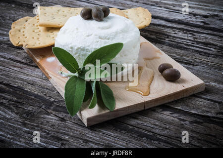 Die 'prescinseua' ist ein Käse und hat eine Konsistenz in der Hälfte zwischen Joghurt und Ricotta, hat einen sauren Geschmack und wird verwendet, Pansoti pasqualine Torten und fast alle typischen ligurischen Salat Kuchen vorzubereiten. Einmal wird es hauptsächlich dazu verwendet wurde, die berühmten Focaccia von Recco zu machen, ist aber aufgrund schlechter Milchproduktion, die 'prescinsêua' in der recco Focaccia ist jetzt in der Regel mit der Stracchino ersetzt. Stockfoto