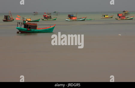 Fischerboote am Fischerdorf an einem bewölkten Tag, Phu Quoc, Provinz Kien Giang, Vietnam Stockfoto