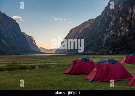 Mehrere camping Zelte in der Nähe des Sees von Llanganuco Orconcocha der Cordillera Blanca in Huascaran Nationalpark, Peru Stockfoto