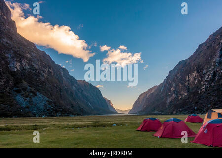 Mehrere camping Zelte in der Nähe des Sees von Llanganuco Orconcocha der Cordillera Blanca in Huascaran Nationalpark, Peru Stockfoto