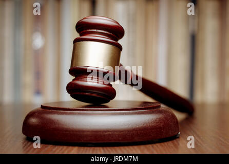 Richter Holz- Hammer mit einem dekorativen Brass Band ruht auf einem hölzernen Sockel auf einem Tisch vor Gericht Stockfoto