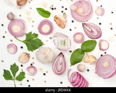 Bunte Gewürze asiatische Lebensmittel auf weißem Hintergrund Stockfoto