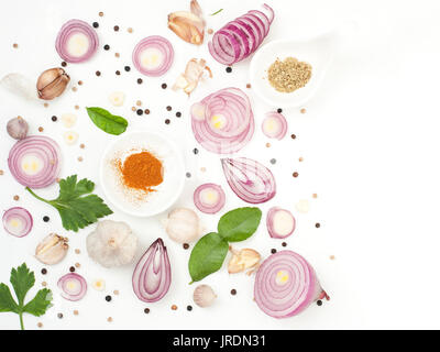 Knoblauch Zwiebeln Paprika bunten Gewürzen, tropischen Aromen Essen auf weißem Hintergrund Stockfoto