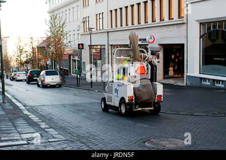 Reykjavik, Island - 22. September 2013: Abfall Staubsauger Lkw auf der Straße von Reykjavik. Stockfoto