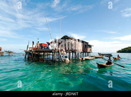 Semporna, Malaysia: 17. September 2011: Junge Bajau Laut Paddeln ein Boot in der Nähe von Gedrechselten Dorf in Tun Sakaran Marine Park. Stockfoto