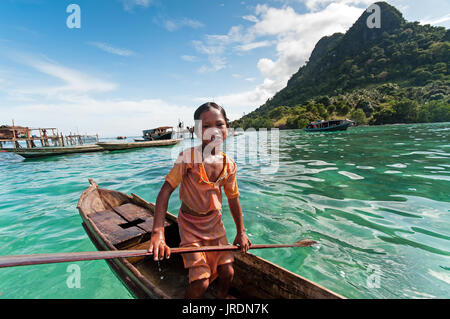 Semporna, Malaysia: 17. September 2011: Junge Mädchen der Bajau Laut in der Nähe von Gedrechselten Dorf in Tun Sakaran Marine Park. Stockfoto