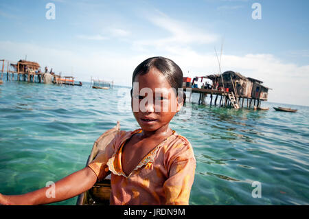 Semporna, Malaysia: 17. September 2011: Junge Mädchen der Bajau Laut in der Nähe von Gedrechselten Dorf in Tun Sakaran Marine Park. Stockfoto