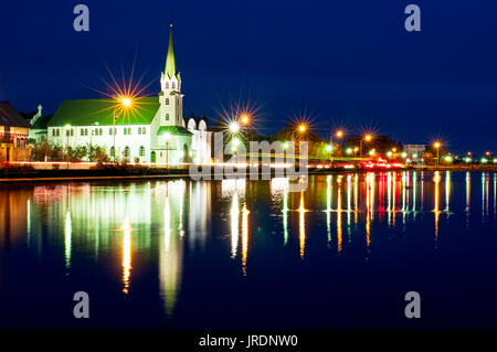 Nachtansicht der Freien Kirche in Reykjavík, Island Frikirkjan ich über die Tjornin See Islands. Stockfoto