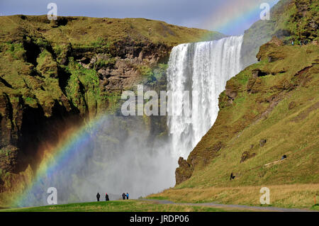 Skogafoss Wasserfall in Island. Skogafoss ist ein Wasserfall auf der Skoga River im Süden von Island liegt an den Klippen der ehemaligen Küstenlinie. Stockfoto