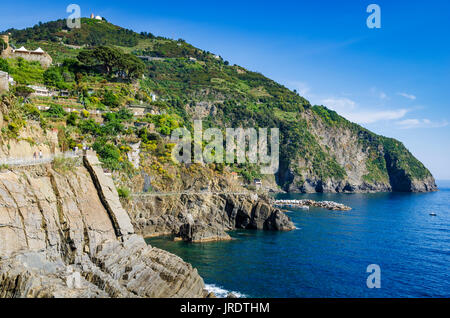 Felsige Küste entlang der Via dell'Amore (der Weg der Liebe), Riomaggiore, Cinque Terre, Ligurien, Italien Stockfoto