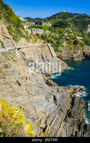 Felsige Küste entlang der Via dell'Amore (der Weg der Liebe), Riomaggiore, Cinque Terre, Ligurien, Italien Stockfoto