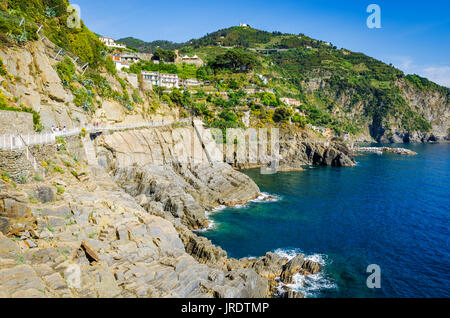 Felsige Küste entlang der Via dell'Amore (der Weg der Liebe), Riomaggiore, Cinque Terre, Ligurien, Italien Stockfoto