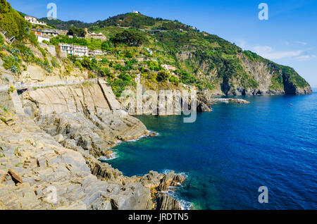 Felsige Küste entlang der Via dell'Amore (der Weg der Liebe), Riomaggiore, Cinque Terre, Ligurien, Italien Stockfoto