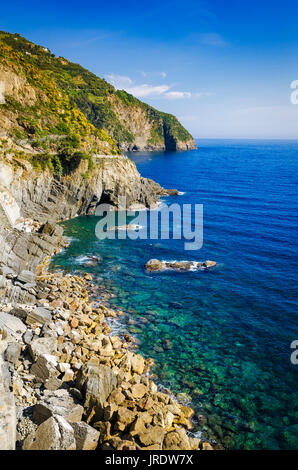 Felsige Küste entlang der Via dell'Amore (der Weg der Liebe), Riomaggiore, Cinque Terre, Ligurien, Italien Stockfoto