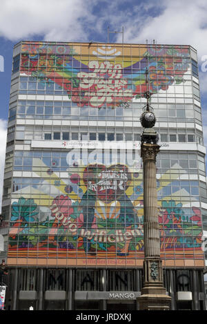 Aureliano Linares Rivas'obelisco (Obelisk) in La Coruña Hauptstadt mit einem farbigen Gebäude aus Glas und Stahl auf dem Hintergrund Stockfoto