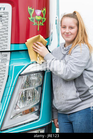 Royal Highland Centre, Truckfest 2017 Vorschau Sinaed Agnew 15 stellt den letzten Schliff zu den Pollock Volvo Trucks Stockfoto