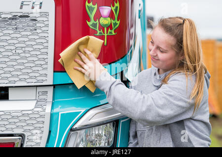 Royal Highland Centre, Truckfest 2017 Vorschau Sinaed Agnew 15 stellt den letzten Schliff zu den Pollock Volvo Trucks Stockfoto