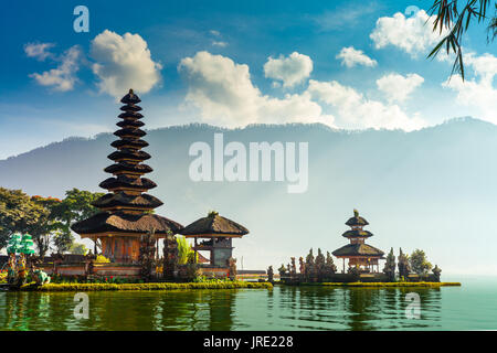 Pura Ulun Danu Bratan Tempel auf Bali Insel. Hindu Tempel in Blumen am Beratan See, Asien. Große Wasser Tempel Insel Bali, Indonesien. Stockfoto