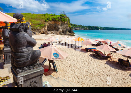 Bali Meereslandschaft mit riesigen Wellen am schönen versteckten White Sand Beach. Bali Meer Strand Natur, Outdoor Indonesien. Die Insel Bali Landschaft. Sommer Urlaub Stockfoto