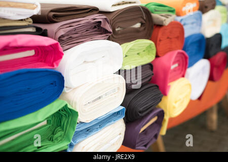 Textile Brötchen, farbenfrohen Stoffen Proben auf den Markt Stockfoto