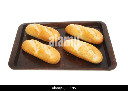 Frisch gebackene Brötchen auf ein Backblech gegen Weiße isoliert Stockfoto