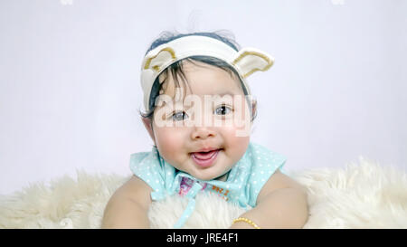 Asian Smiling Babymädchen kriechen in Schlafzimmer
