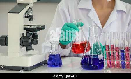 Porträt von asiatischen wissenschaftlicher Mitarbeiter arbeiten im Labor Stockfoto