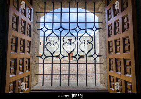 Blick auf den Innenhof aus einem Fenster des Ex-Kloster von Santiago Apostol in Oaxaca, Mexiko Stockfoto