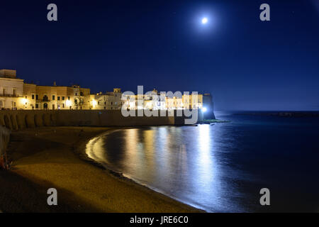 Nacht Blick auf die Altstadt von Gallipoli in Apulien (Italien). Stockfoto