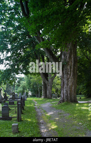 Ein friedlicher Weg in den Friedhof der ersten Kirche der Alten Bennington, Vermont, hat Grabsteine des revolutionären Krieges. Stockfoto