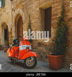 Oldtimer Vespa Piaggio in einer ruhigen Straße in einer toskanischen Stadt geparkt. Italien, 2017. Stockfoto