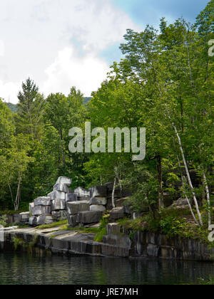 Die älteste Marmorsteinbruch in den USA in Dorset, Vermont, ist jetzt ein Schwimmbad. Stockfoto