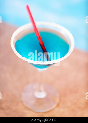 Ein blue Margarita durch einen Pool. Die Altstadt von San Juan, Puerto Rico. Stockfoto