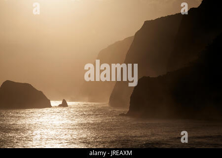 HI 00439-00 ... Hawai'I - Sonnenaufgang über dem Pazifischen Ozean von Pololu Valley-Lookout entlang der Hamakua Küste der Insel Hawai'i. Stockfoto