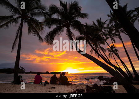 HI 00460-00 ... Hawai'I - Sonnenuntergang über dem Pazifischen Ozean von den Kekaha Kai State Park entlang der Kona Küste auf der Insel Hawai'i. Stockfoto