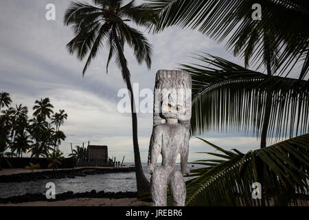 HI 00474-00 ... Hawai'I - aus Holz geschnitzte Bilder bei Pu'uhonua o Honaunau National Historic Park auf der Insel Hawai'i Stockfoto