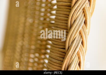 Nahaufnahme der gewebten Armlehne eines Rattan-Sessels. Stockfoto