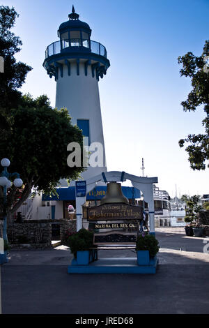 Ein Leuchtturm ziert den Eingang zu Fisherman's Village in Marina Del Rey, Kalifornien. Stockfoto