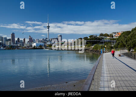 Sky Tower, Auckland CBD, und Westhaven Prominade, St Marys Bay, Auckland, Nordinsel, Neuseeland Stockfoto